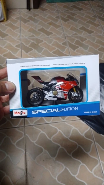 Maisto Ducati Panigale V4 S Corse 1:18 Scale Alloy Motorcycle Diecast Model Collectible Grade Gift Toy photo review