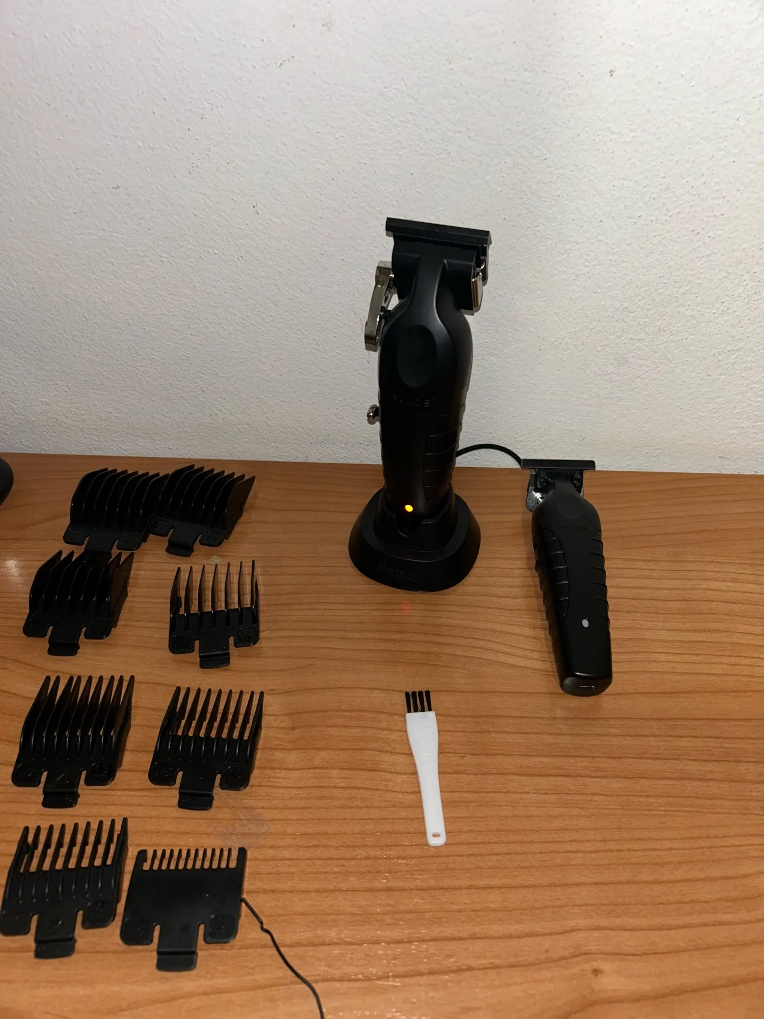 Kemei KM-2296 KM-2299 KM-1102 Kit de cortadora de pelo Afeitadora eléctrica para hombres Máquina cortadora de pelo Máquina para cortar cabello profesional photo review