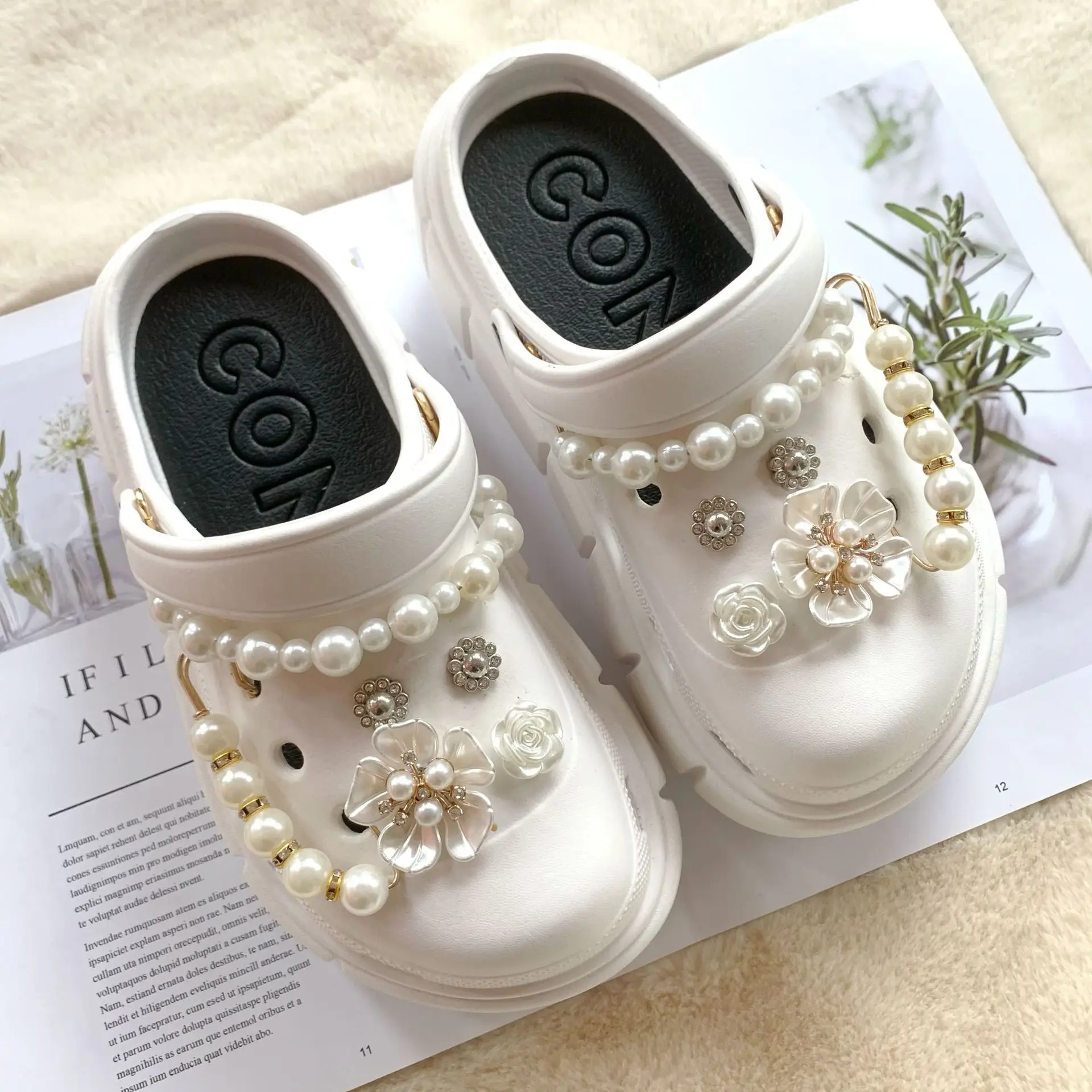 

12pcs New Designer Chain Brand Shoes Croc Charms Bling Pearl Flower Gift For Clog Decaration Pendant Buckle For Women Croc Gift