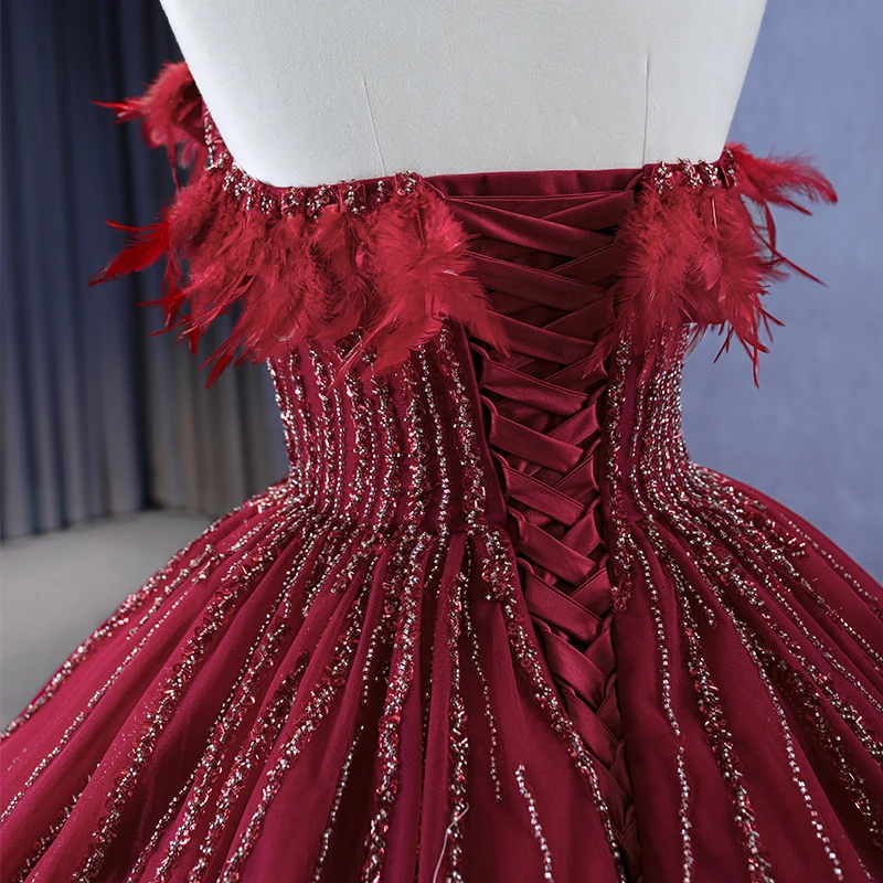 Рисунок 6 - Стильные вечерние платья с перьями