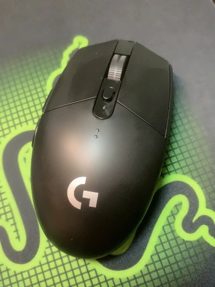 Logitech G304 Lightspeed Wireless Mouse 12K DPI 6 Buttons photo review