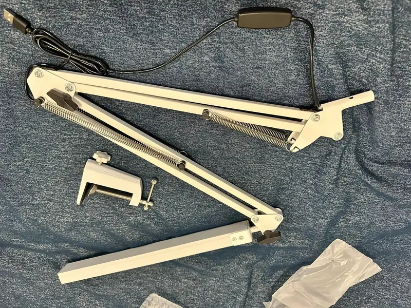 מנורת שולחן LED עם זרוע מתכווננת ותפס — 3 גווני אור ו-10 רמות עמעום - תמונה 3