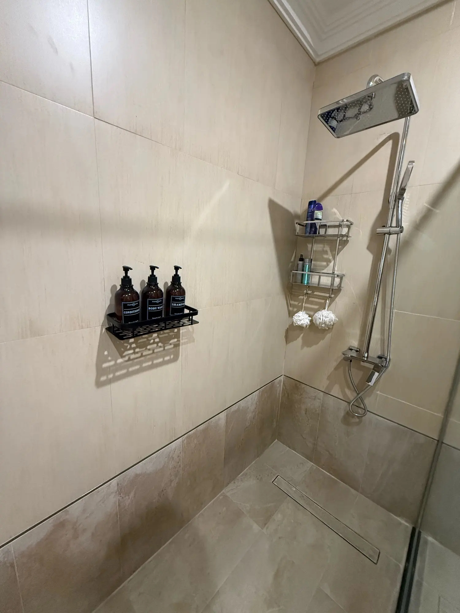 500ml Brown Soap Bottle Set with Black Label Sticker Shower Gel Household Shampoo Dispenser photo review