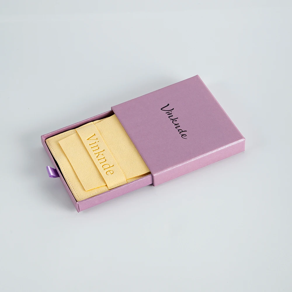 7x7x1,7cm Lila Schubladenbox aus Karton mit individuellem Logo, Mikrofaser-Schmuckbeutel, kleine Ring- und Broschenverpackung, personalisiert – Detail 10