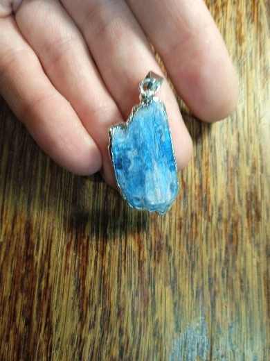 Pendentif en Cyanite bleu - Ciel brut