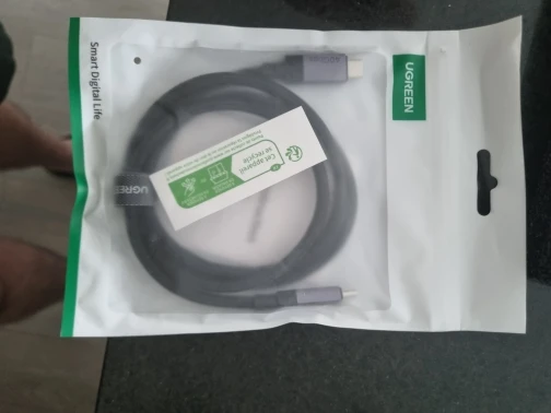 UGREEN PD3.1 240W USB-C Cable USB4 80Gbps 16K Display Type-C Fast Charging Compatible with USB-C Monitors MacBook iPad iPhone 17 photo review