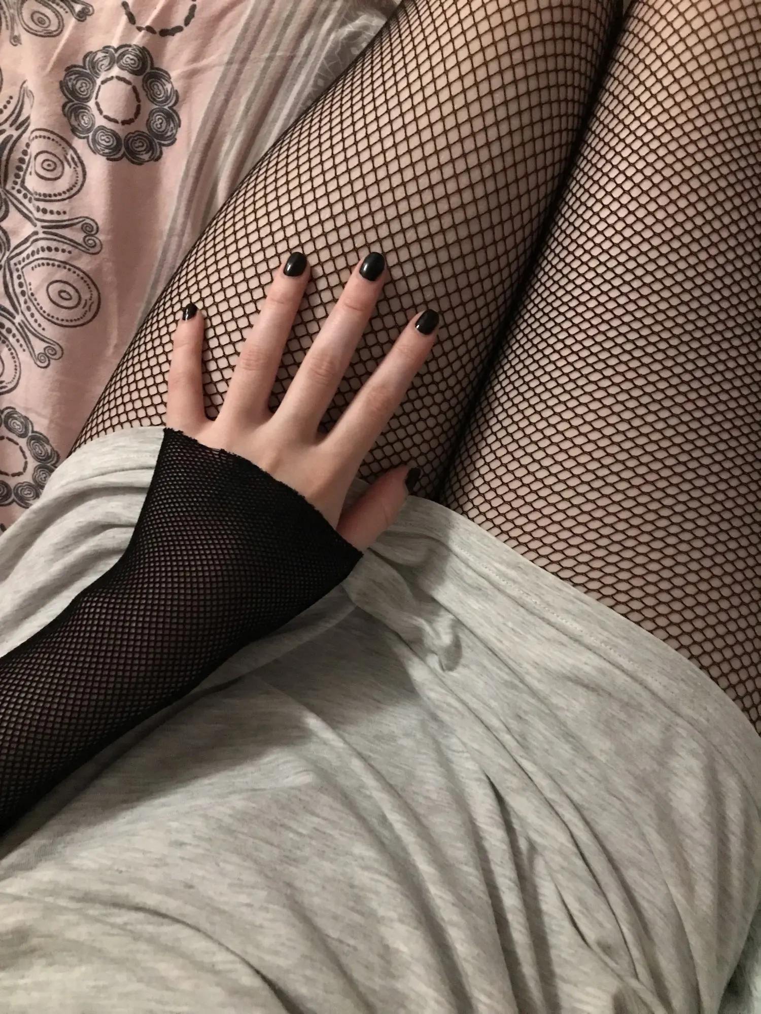 Капроновые колготки с принтом. Модные драные колготки. Необычные капроновые колготки. Дырки на капроновых колготках. Разрезанные колготки.