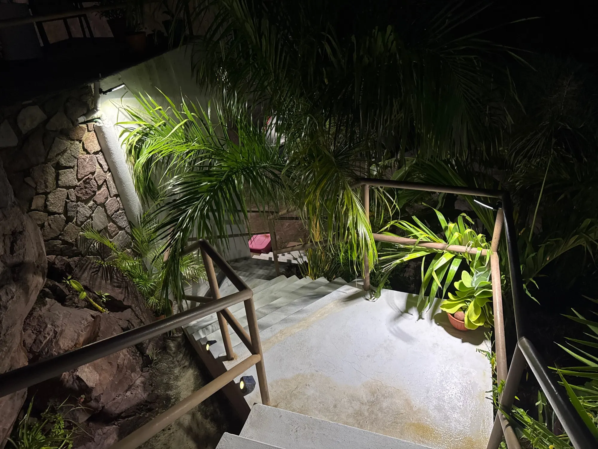 Lámpara LED Solar Inteligente - Ilumina y Protege de Forma Ecológica