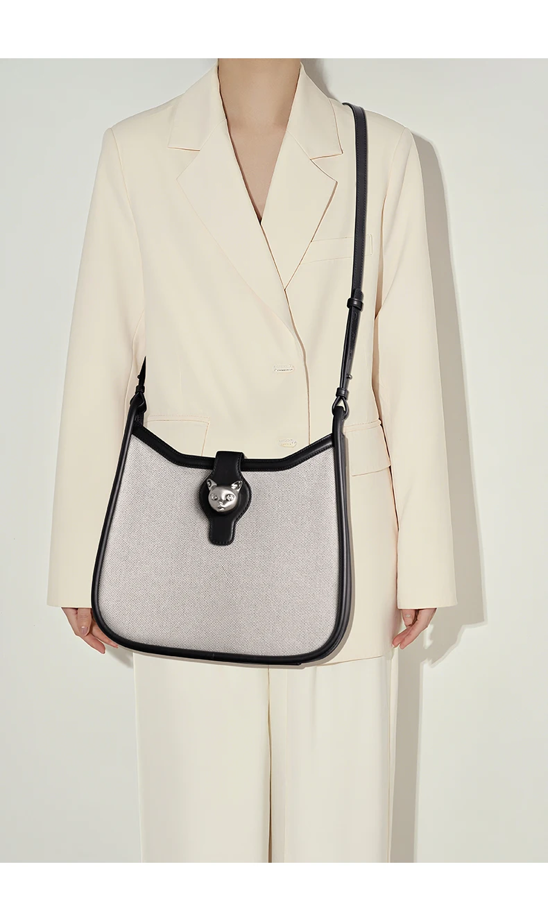 Messenger bag hanging view