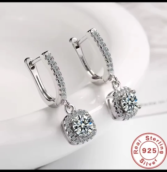 2CT Moissanite Huggie Hoop Earring photo review