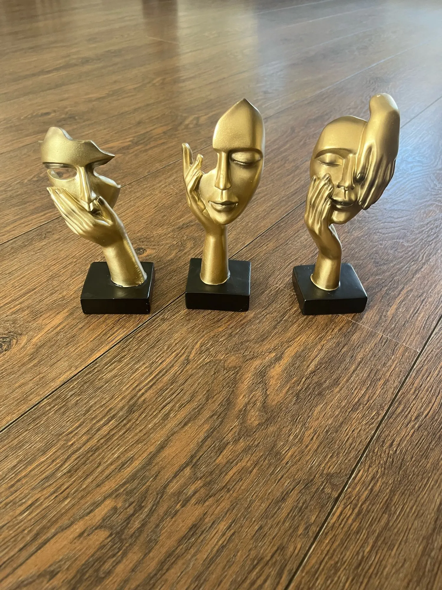European Abstract Resin Mask Figurines for Home Decor photo review