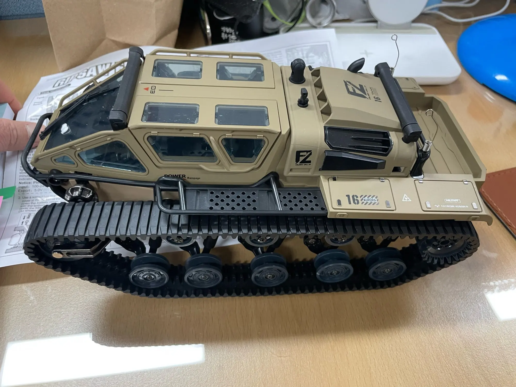 C8812 1:18 Full Scale Tracked Tank Simulation Model Toy LED Light RC Car Model Drift Remote Control Off-Road Vehicle Boy Gifts photo review