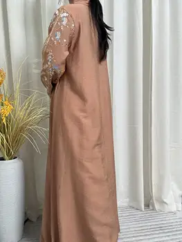 عباية بياقة قائمة بتطريز زهري أزرق وأبيض — صورة 3
