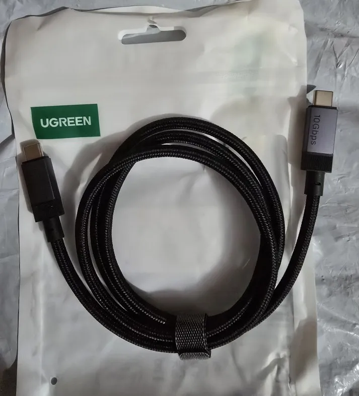 UGREEN PD3.1 240W USB-C Cable USB4 80Gbps 16K Display Type-C Fast Charging Compatible with USB-C Monitors MacBook iPad iPhone 17 photo review