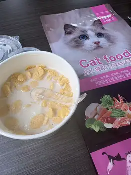 Cibo per gatti adatto a gattini appena nati, ricco di proteine