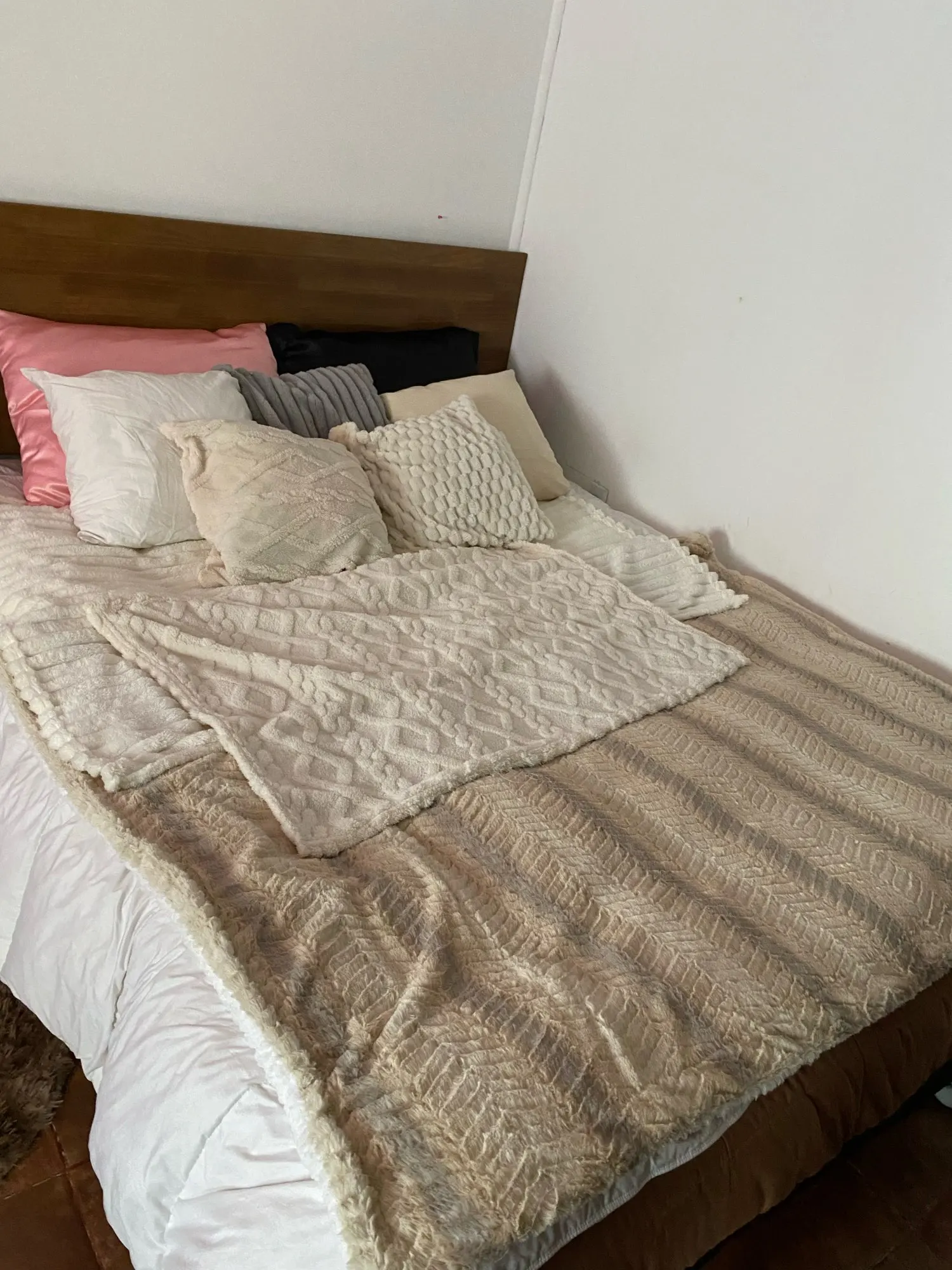 1pcs Pineapple Grid Turtle Pattern 3D Soft Plush Throw Pillowcase,Cream White For Living Room Sofa Bedroom Home Room Decor photo review