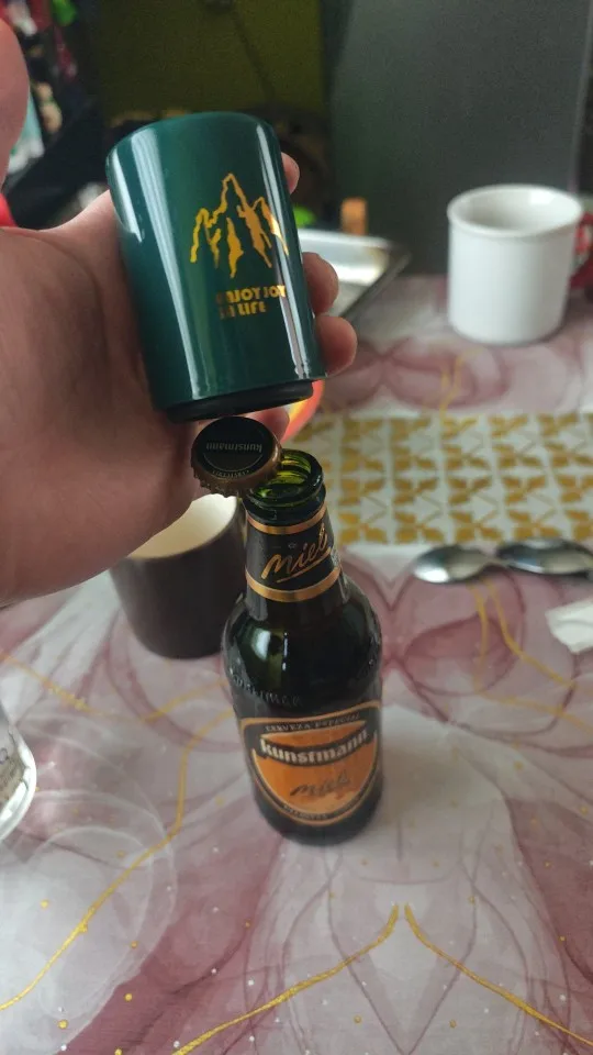 🍻 פתח את הבירה בקלות! פותחן בקבוק אוטומטי מגנטי – נירוסטה עם לחץ מכסה. ✨ פתרון יצירתי ונוח לפתיחת בקבוקי בירה!