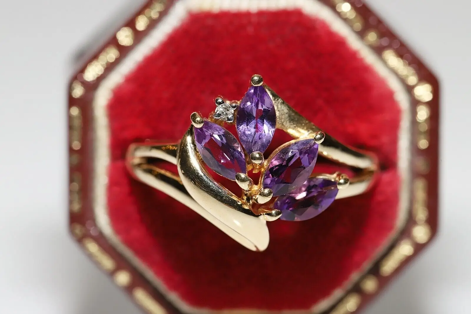 

VINTAGE ORIGINAL 1980S 14K GOLD NATURAL AMETHYST DECORATED PRETTY RING