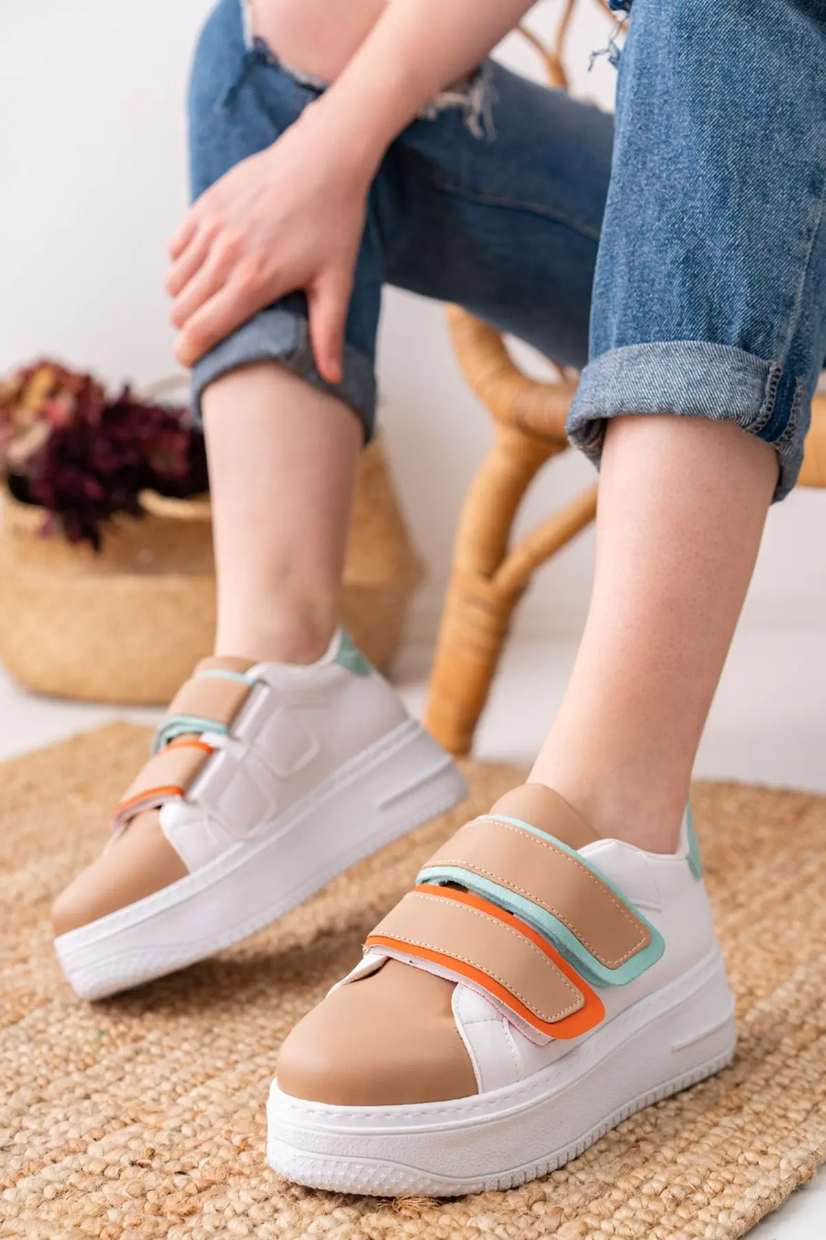 

Women's Detailed Thick Sole Sneakers Shoes