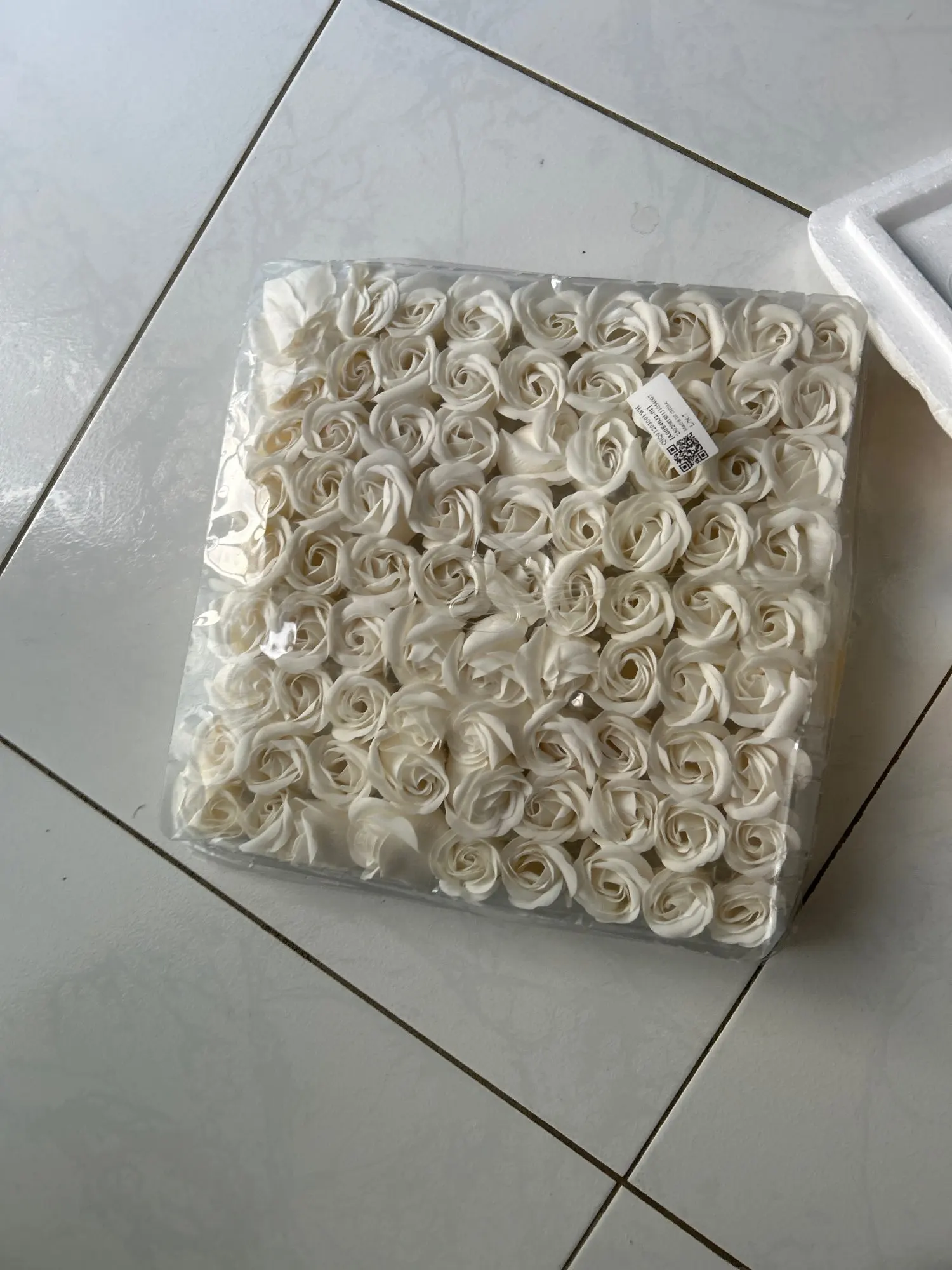 81pcs Three-Layer No Flower Base Rose Flowers Heads Decor gift Box Essential Wedding Bouquet Valentine'S Day Artificial Flower photo review