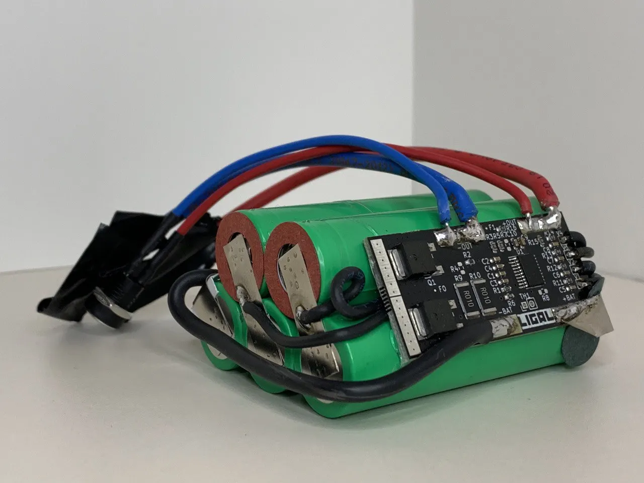 Li ion аккумуляторы 10g. литий-металлические батареи 2021. корпус аккумулятора 21. высокотоковые аккумуляторы на 4. литий ионный сборка.