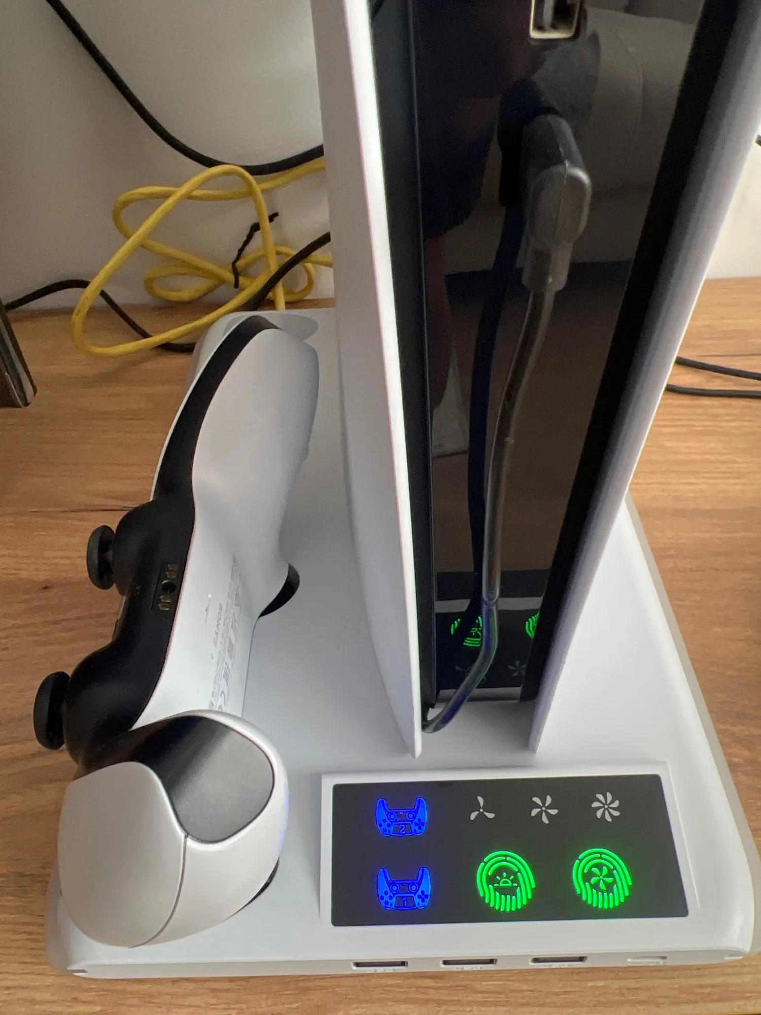 Soporte para PS5/PS5 Slim/PS5 Pro con gancho para auriculares, soporte de refrigeración y estación de carga de controlador para PS5 con ventilador de refrigeración de 3 niveles photo review