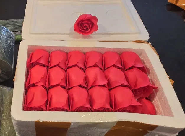 81pcs Three-Layer No Flower Base Rose Soap Flower Head Decoration Flower Box Wedding Bouquet Valentine'S Day Artificial Flower photo review