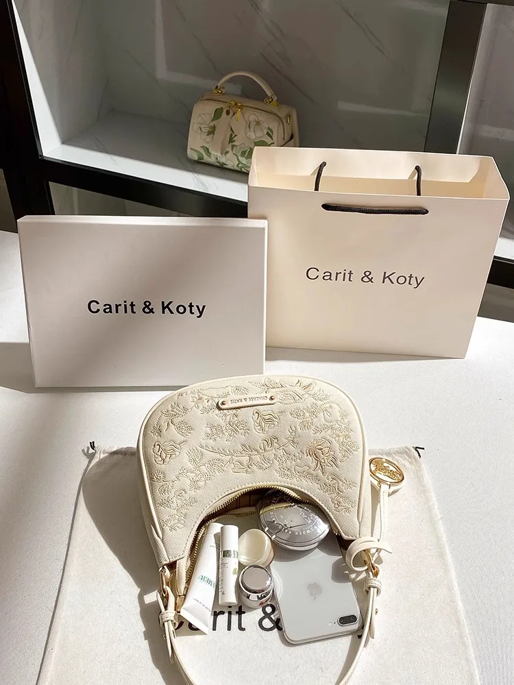 حقيبة هوبو لعام 2025، إلى جانب حقيبة كتف مزينة بتط...