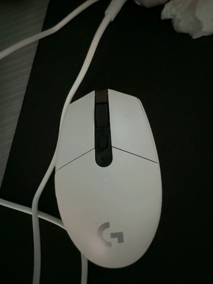 Logitech G304 Lightspeed Wireless Mouse 12K DPI 6 Buttons photo review