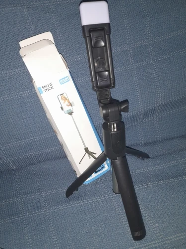 Trípode/palo Selfie inalámbrico con Bluetooth, trípode extensible remoto con luz LED para Selfie desmontable para teléfono inteligente Ios y Android photo review