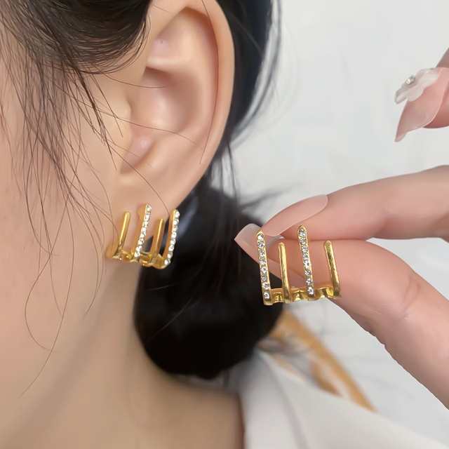 Claw Stud Earrings for Women Punk Four-Prong Geometric Rake Pearl Korean Ear Hook Clip Earrings 2022 Trend Jewelry brinco