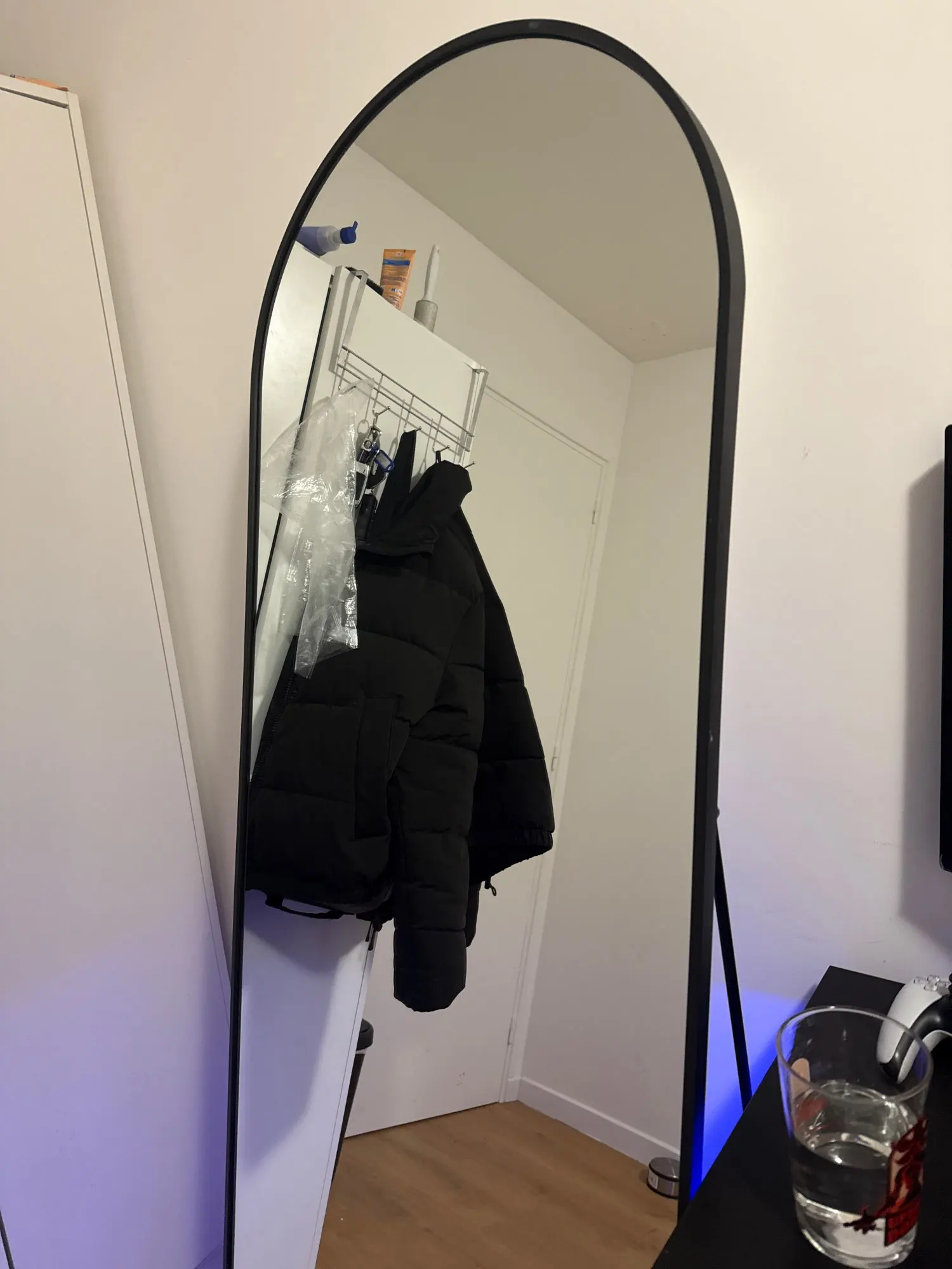 162x53cm Curved Standing Mirror, Floor Mirror with Aluminum Frame and Tempered Glass, for Living Room Bedroom Hallway, Black photo review