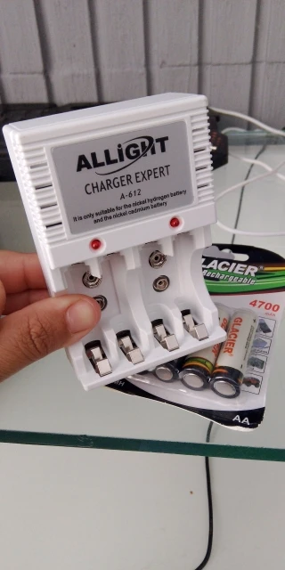 Kit Carregador De Pilhas E Pilhas Recarregáveis AA AAA - Neverdie Store photo review