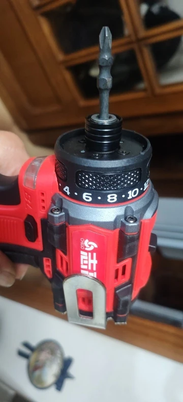מברגה/מקדחה נטענת בראשלס CHIGO 18V — מנוע ללא פחמים, 21 מצבי מומנט, פונקציית הקשה, כולל סוללה ומטען - תמונה 3