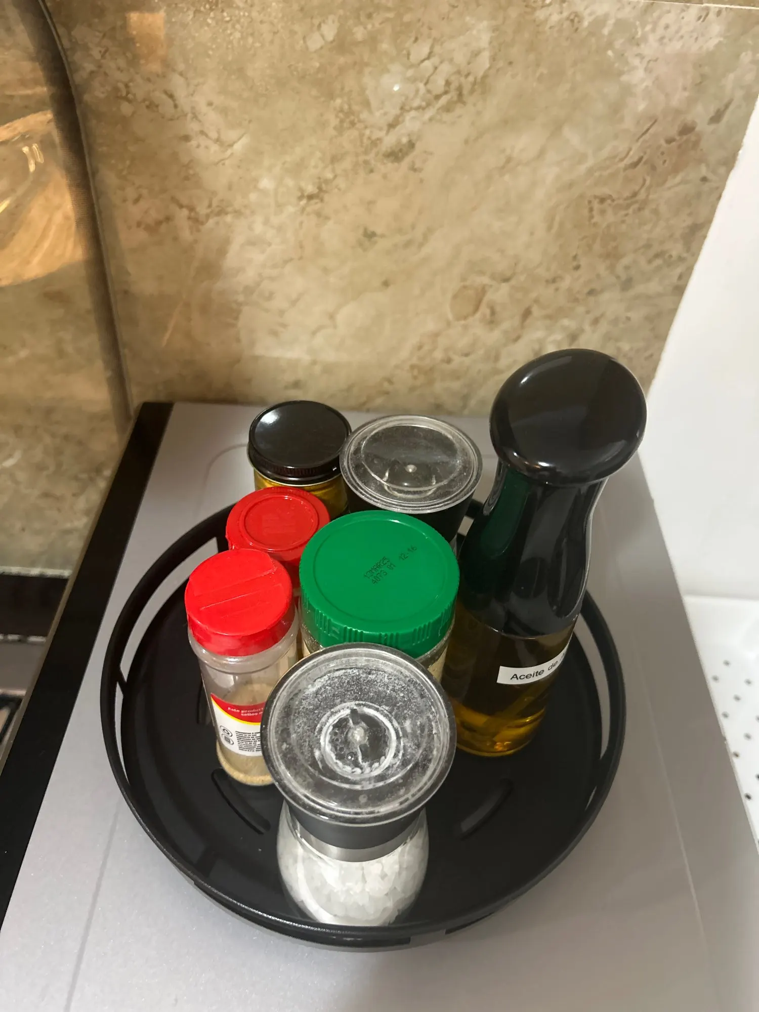 🧂 תבלינים בהישג יד בסטייל! 🔄 מתלה תבלינים מסתובב 360° מפלדת פחמן עמידה. ✨ מושלם לאחסון תבלינים, פחיות ואביזרי מטבח!