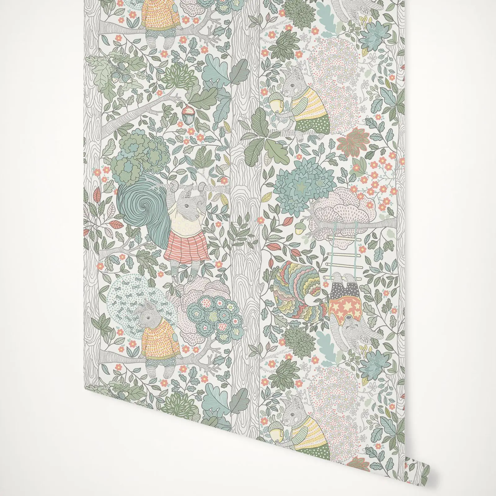 Wallpaper Charlie Papel de Parede Infantil Desenhado à Mão em Tons Claros e Vibrantes com Esquilos Balançando Crianças