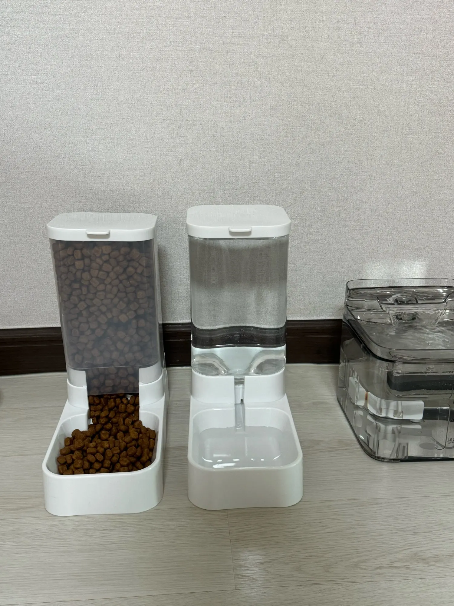 Automatic Cat Feeder & Water Dispenser with Gravity Food Storage Container for Cats and Dogs photo review