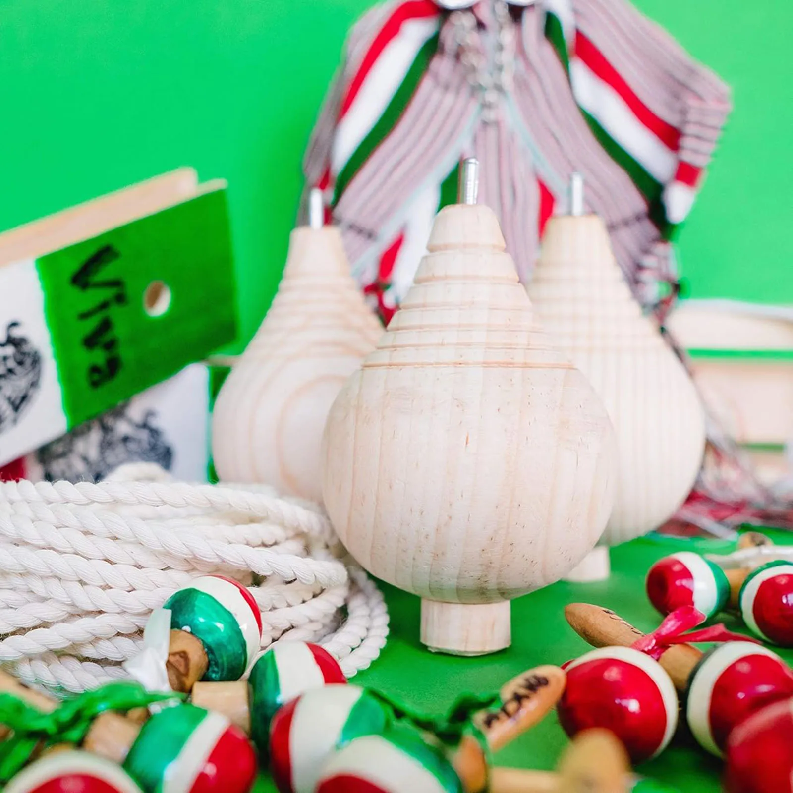 Trompos Tops Hand Carved DIY Unpainted Wood Tops with Point for Children Kids Intermediates Gift 3Pcs spinning top toy battle top toy battle tops