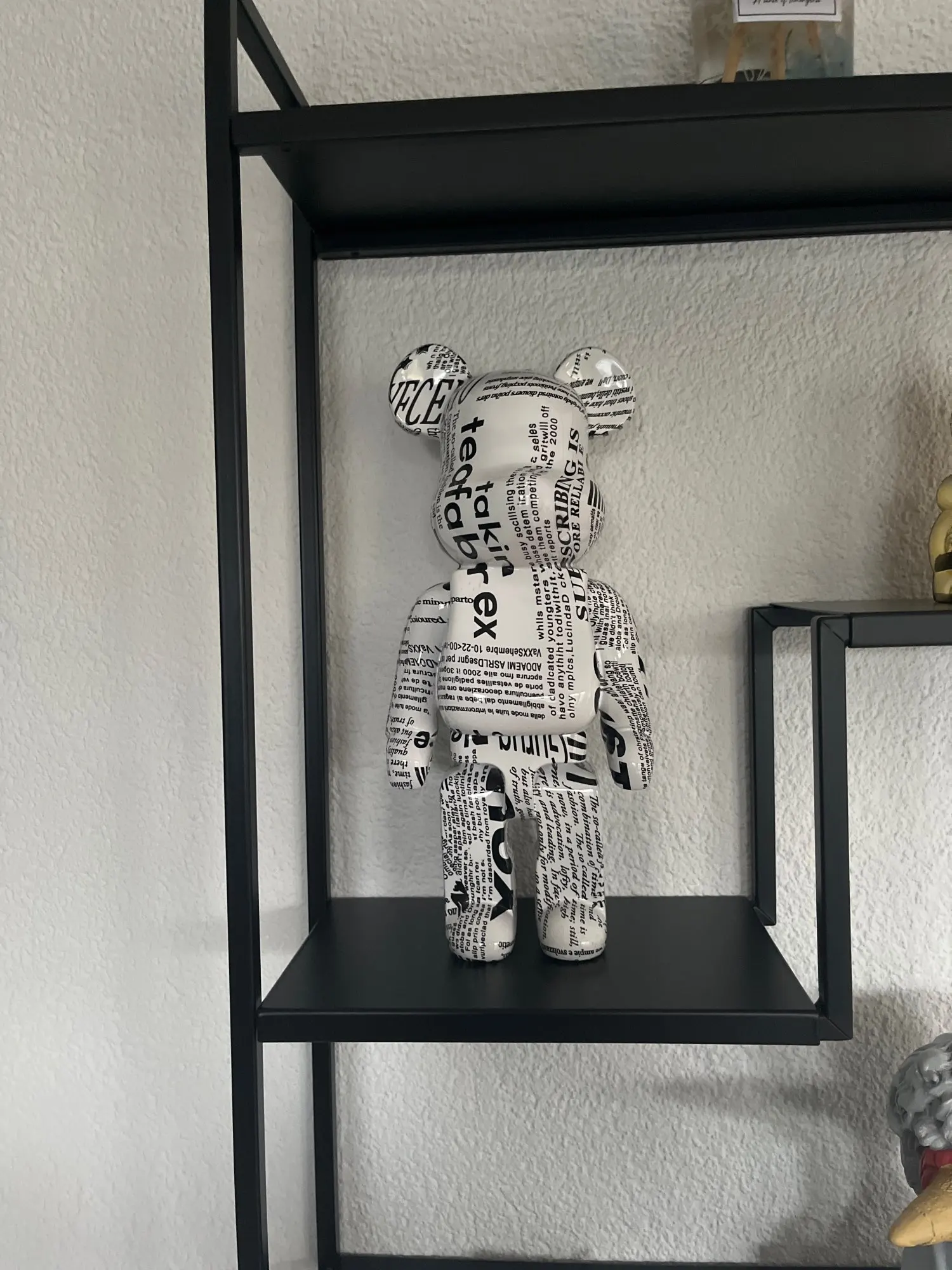 Urban Chic: 27cm Graffiti Bear Figurine - A Modern Artistic Touch for Home Décor photo review