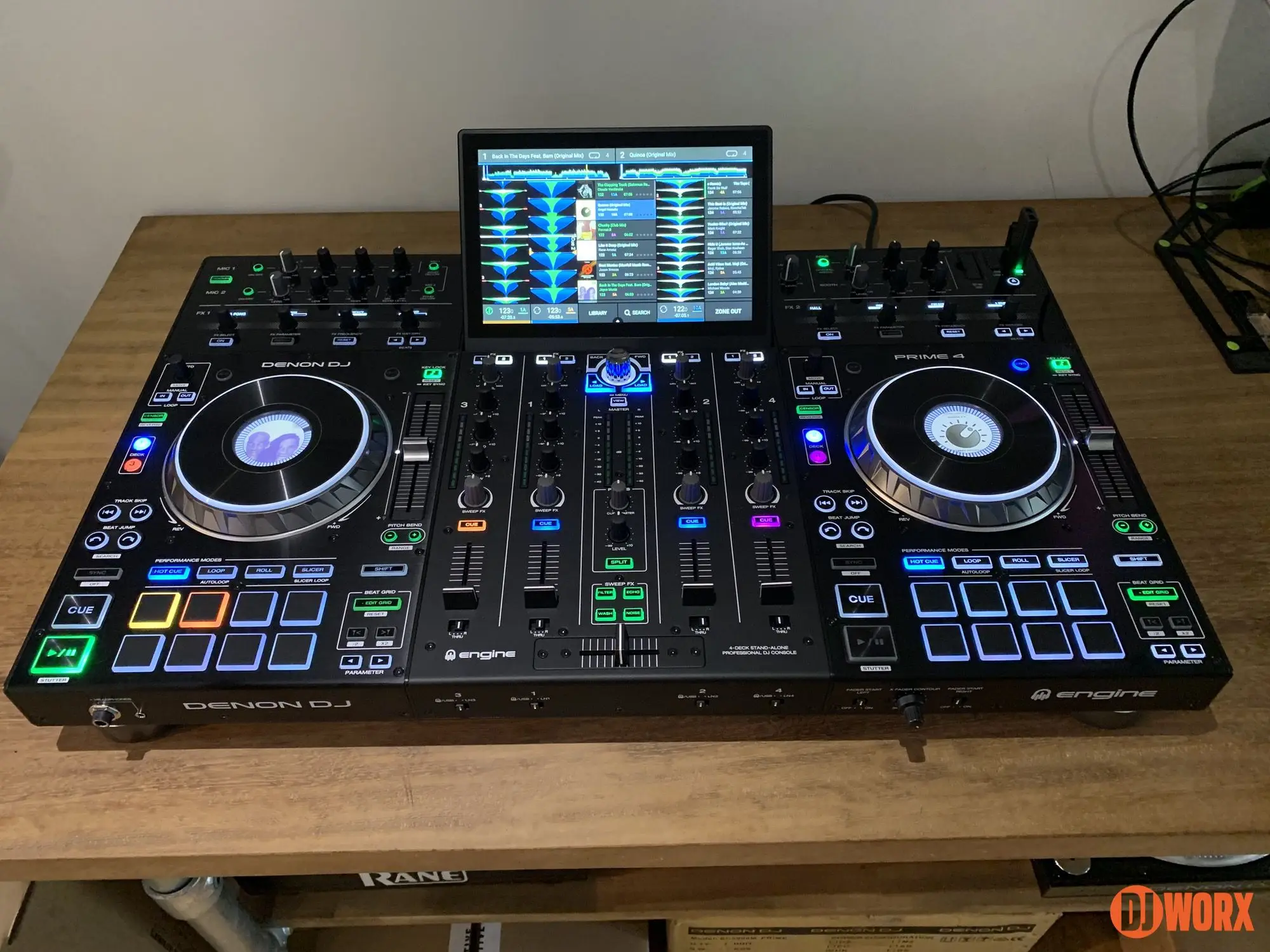 

Большая скидка, распродажа, Автономная DJ-система Denon DJ Prime 4 + 4