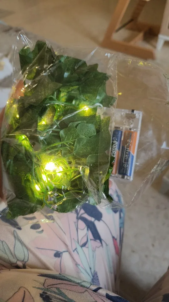 Guirnalda de luces para decoración del hogar, guirnalda de luces con batería para árbol de Navidad, vid Artificial, hojas verdes y flores photo review