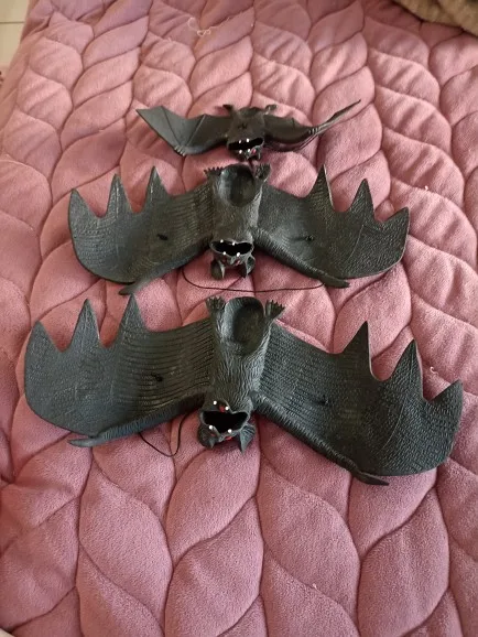 1pc Lebensechte Gefälschte Bat Halloween Hängende Dekoration Spukhaus Horror Requisiten Halloween Party DIY Ornament Weiche Bat Kinder Spielzeug photo review