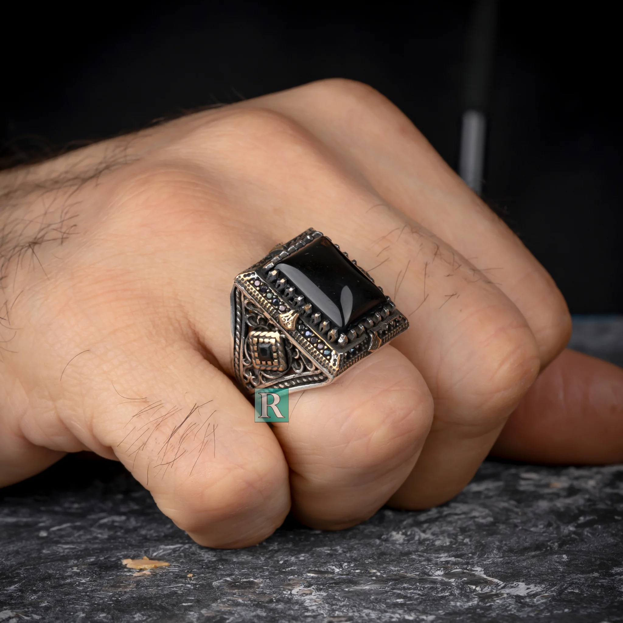 

Мужское кольцо из серебра 925 пробы с натуральным ониксом