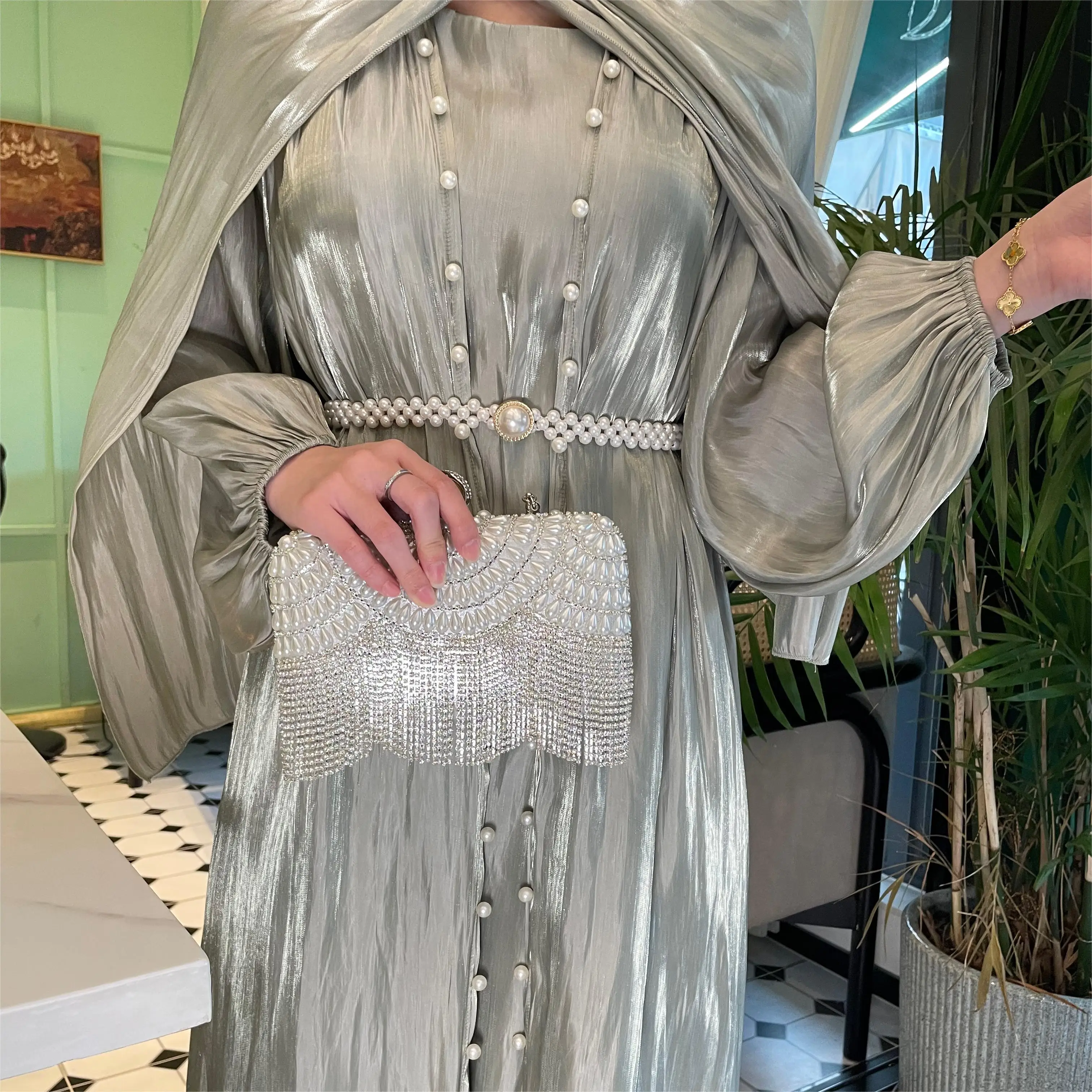 طقم مكون من خمس قطع عباية حريرية لؤلؤية فستان ماكس...