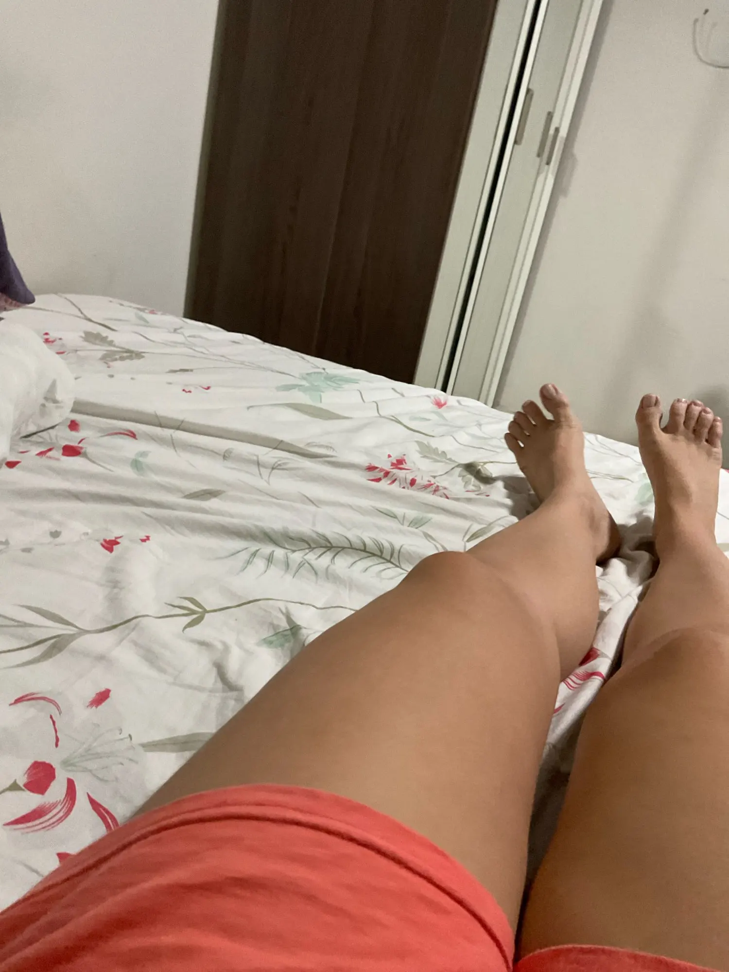 Vase en plastique semblable à une céramique rayé pour fleurs, présentoir d'arrangement floral décoratif, petit vase à fleurs créatif photo review