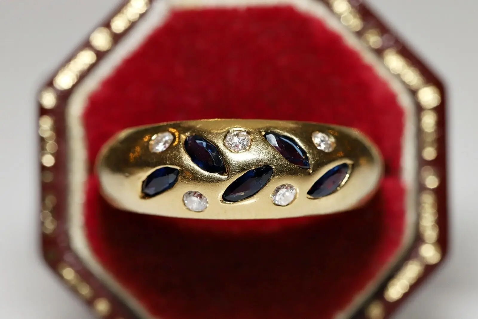 

VINTAGE ORIGINAL 1980S 18K GOLD NATURAL DIAMOND AND SAPPHIRE BAND RING
