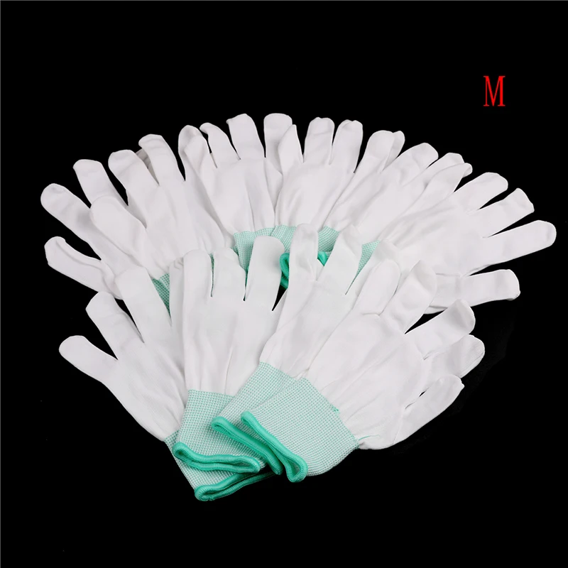 Paire de gants antistatiques enfilée sur une main, adaptée aux travaux de précision en électronique.