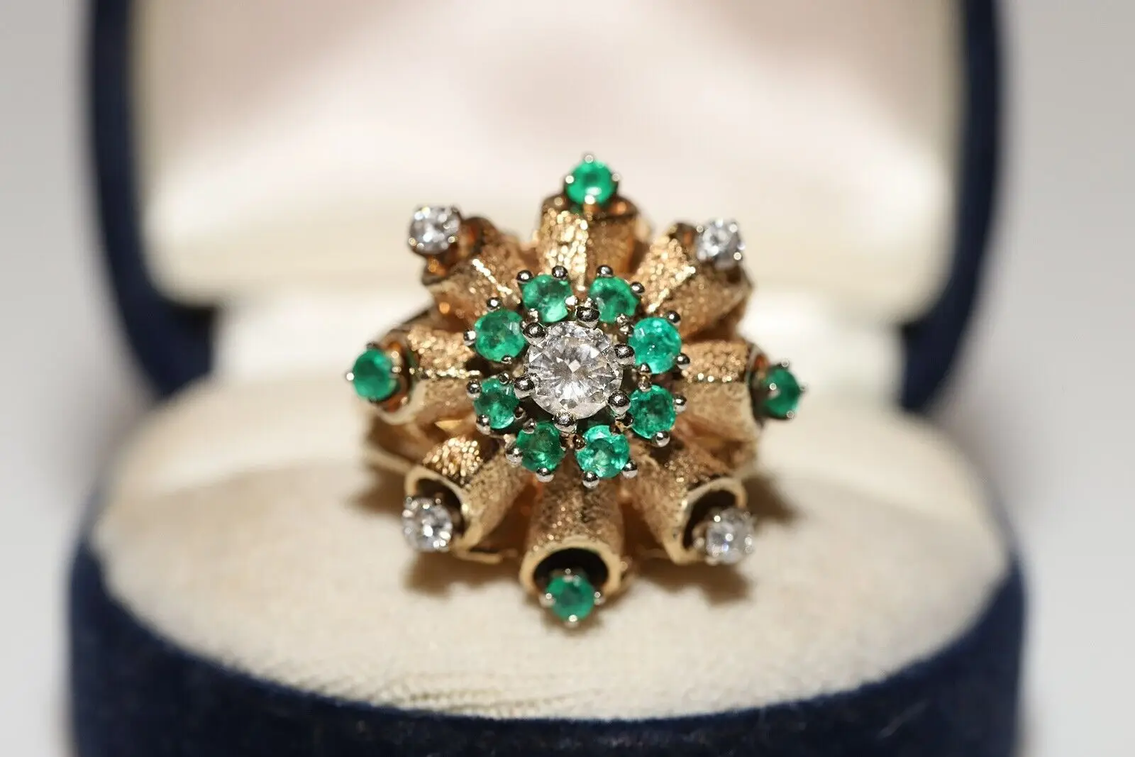 

VINTAGE ORIGINAL 1980S 14K GOLD NATURAL DIAMOND AND EMERALD DECORATED RING