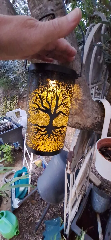 Lanterne solaire noire avec motif d'arbre