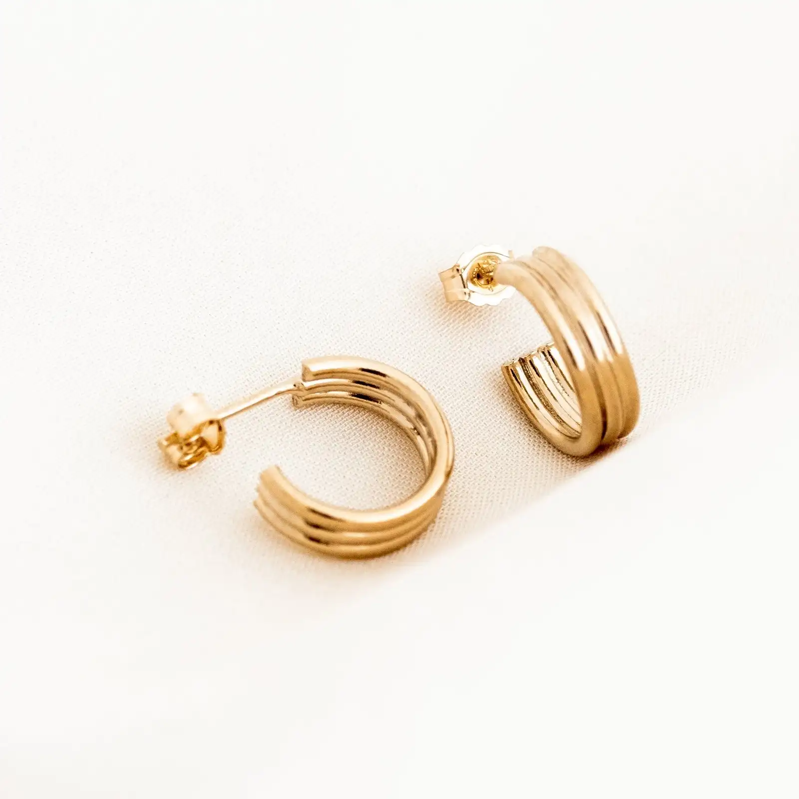 Orecchini A Cerchio Huggie In Oro 14k, Spessi 18 Mm, Texture Artistica, Ipoallergenici, Regalo Senza Tempo - 2